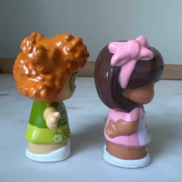 Fisher-Price Little People: Sofie Green Dress and Glasses and Pastry Chef Tia - Picture 3 of 5